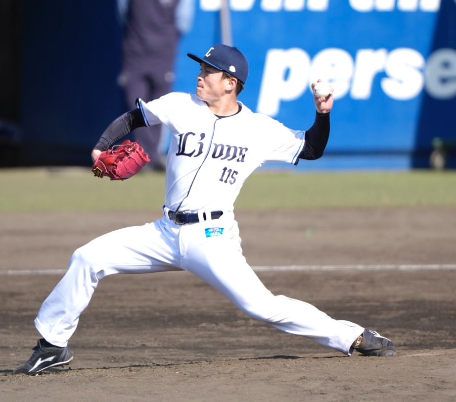 バッティングピッチャーを務める西武佐々木（撮影・小島史椰）