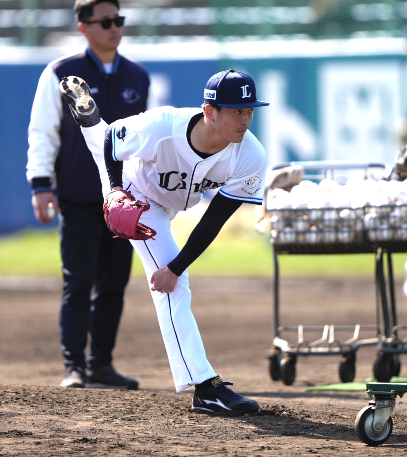 バッティングピッチャーを務める西武佐々木（撮影・小島史椰）