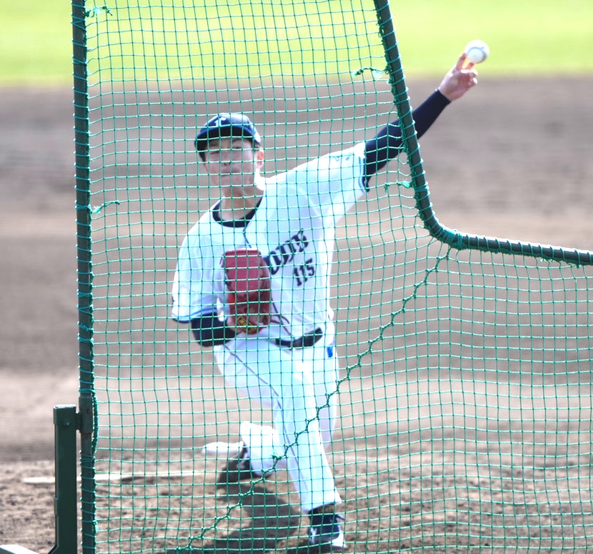 バッティングピッチャーを務める西武佐々木（撮影・小島史椰）
