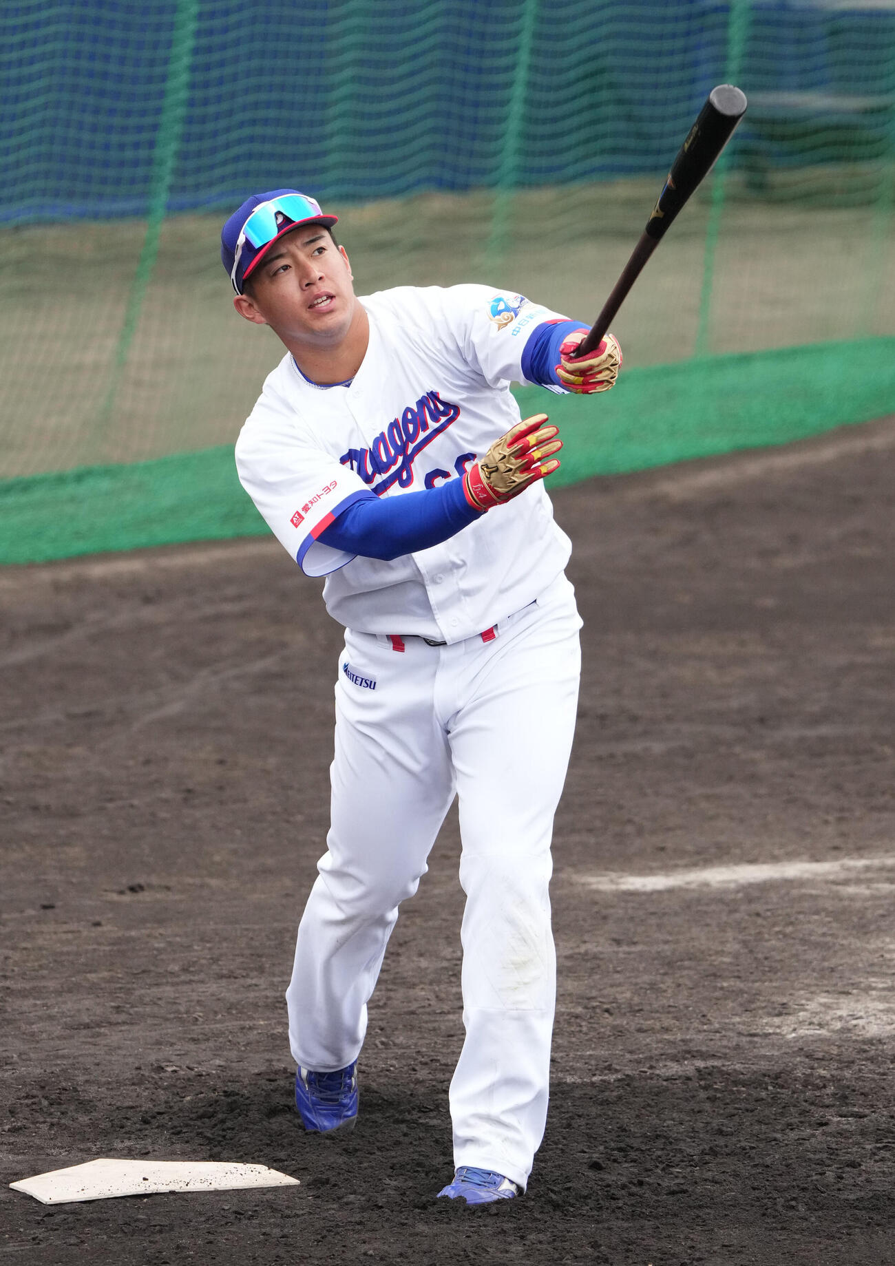 全体練習終了後、打撃練習をする鵜飼（撮影・森本幸一）