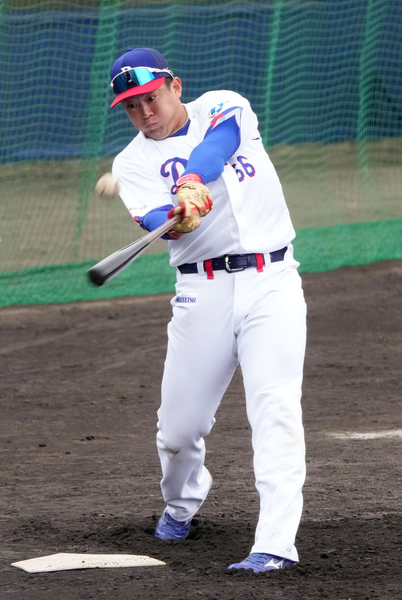 全体練習終了後、打撃練習をする鵜飼（撮影・森本幸一）