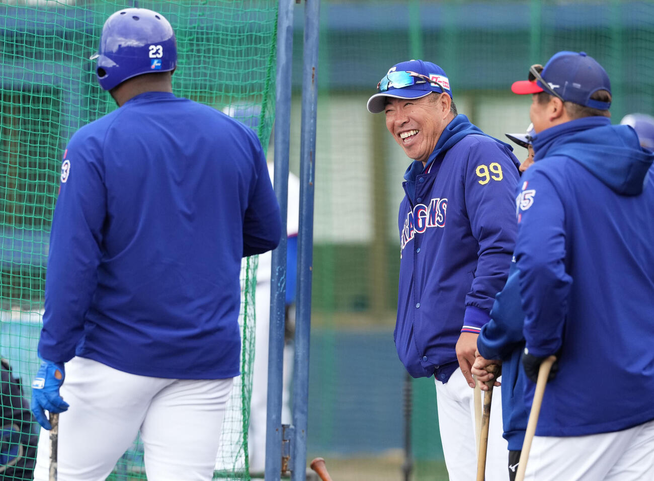 井上監督（左から2人目）はサノーと談笑する（撮影・森本幸一）