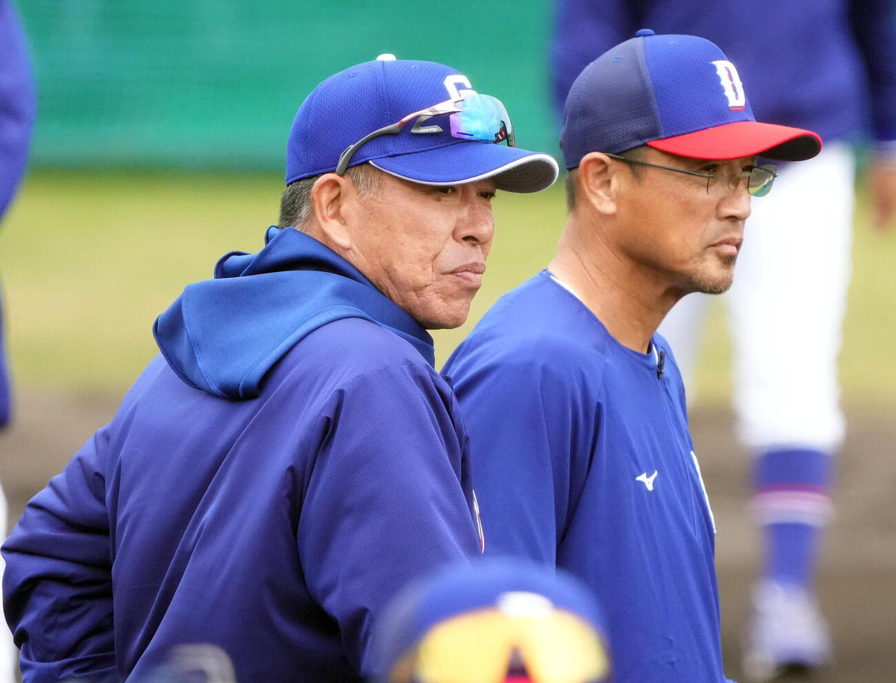 練習を見つめる井上監督（左）と大塚投手コーチ（撮影・森本幸一）