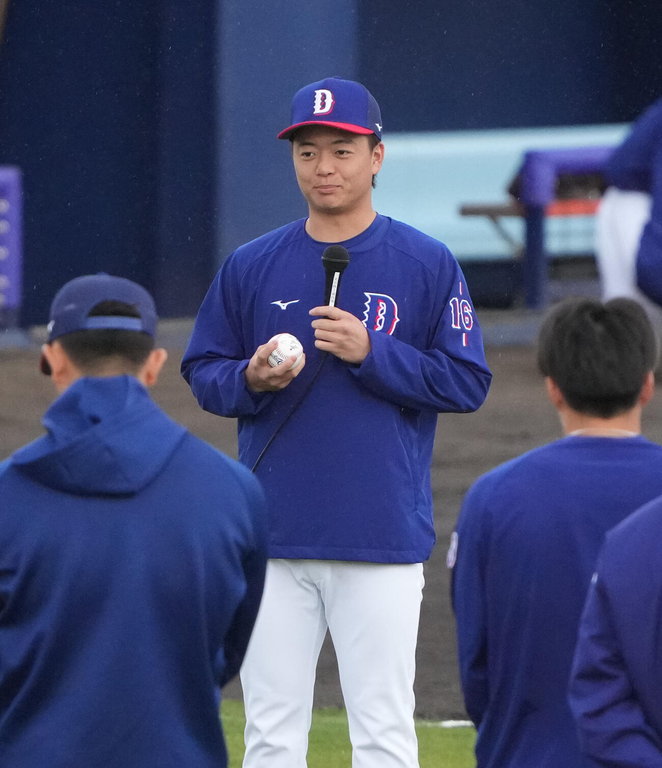 練習開始前、あいさつをする桜井（撮影・森本幸一）
