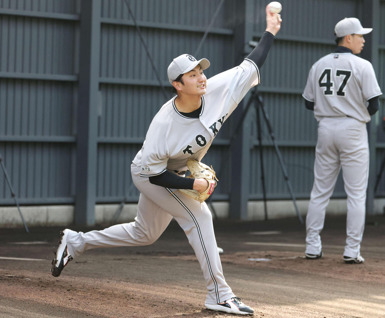 ブルペンで投げ込む巨人横川（撮影・増田悦実）