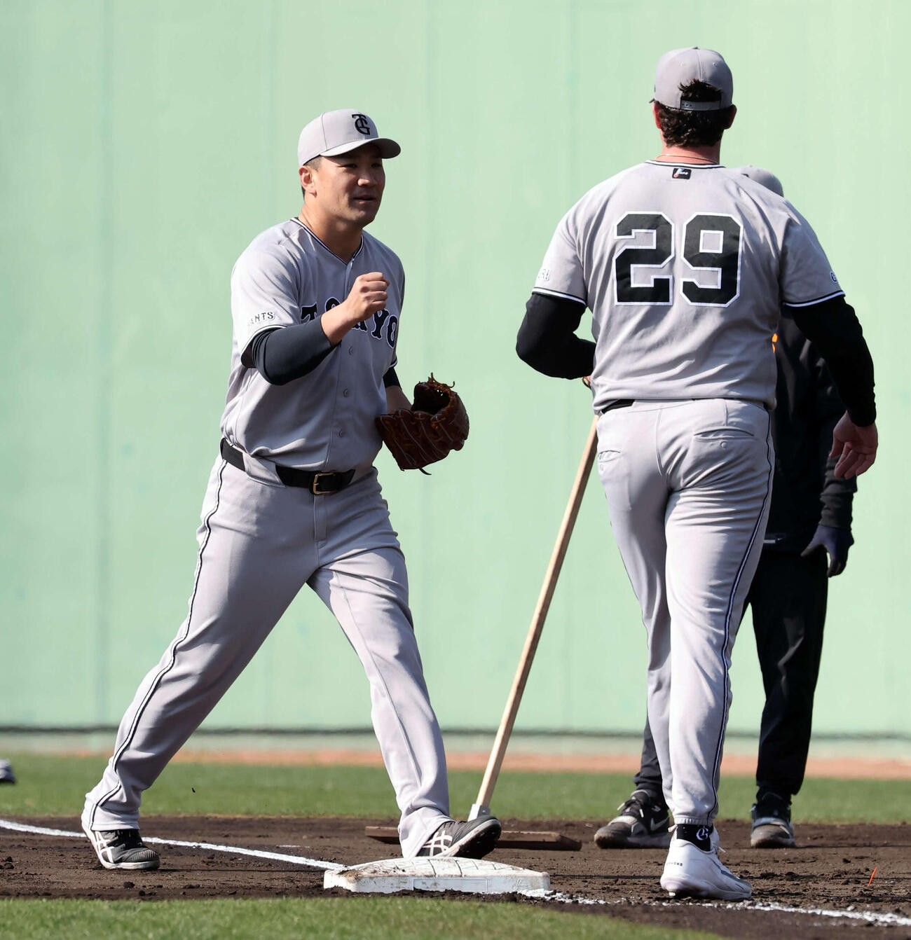 投内連係で、巨人ダルベック（右）とグータッチする田中将（撮影・浅見桂子）