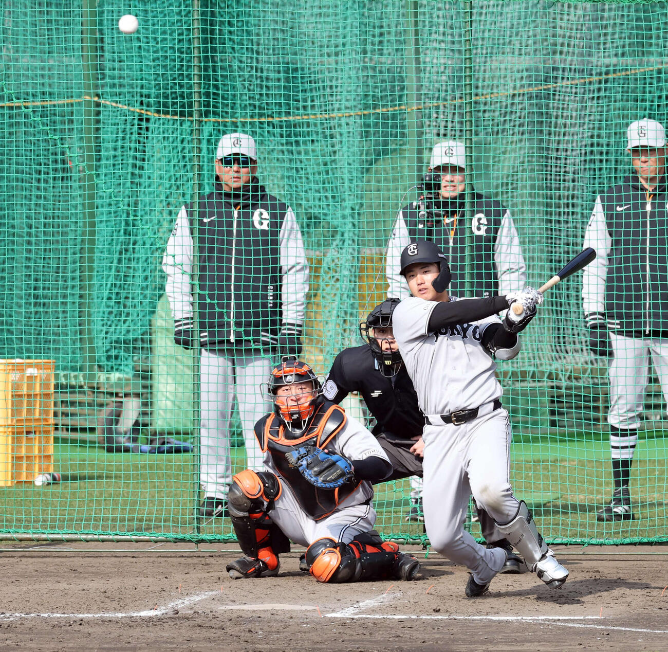 ライブBPで、中前打を放つ石塚（撮影・浅見桂子）