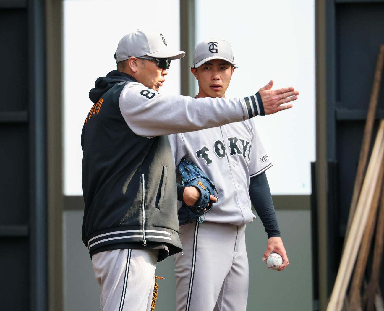 ブルペンで山城（右）に指導する巨人阿部監督（撮影・増田悦実）