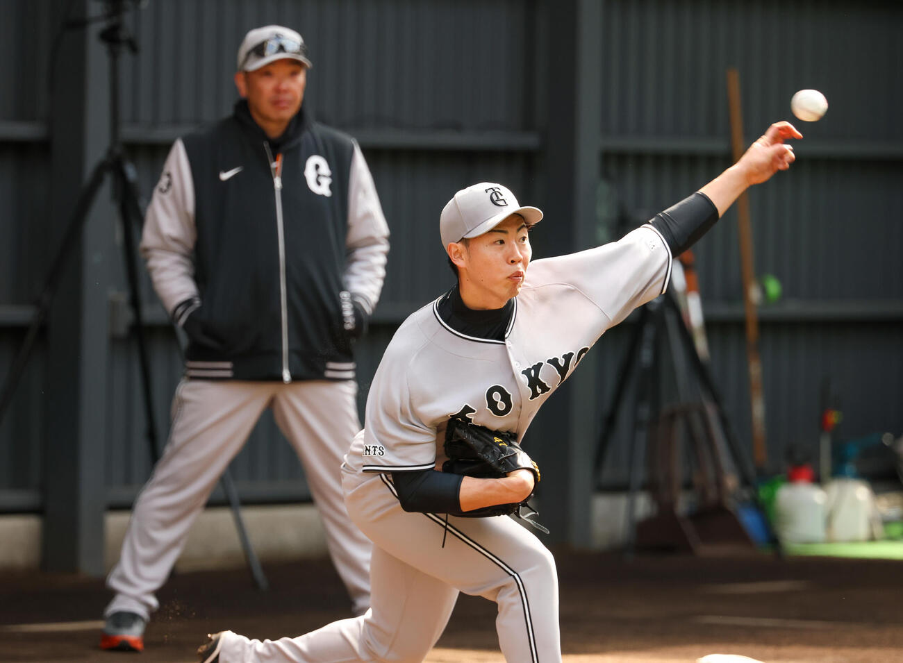 ブルペンで投げ込む巨人森田（手前）を見守る阿部監督（撮影・増田悦実）