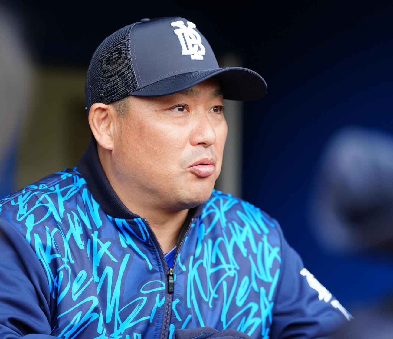 取材に応じるDeNA村田2軍監督（撮影・鈴木みどり）