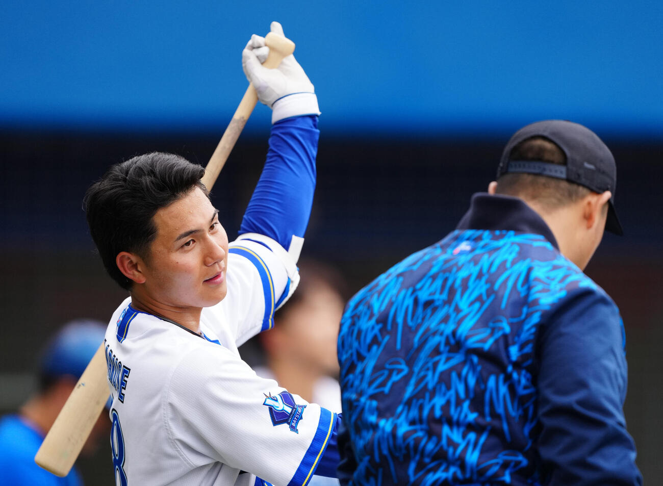 村田2軍監督（右）からアドバイスを受けるDeNA成瀬（撮影・鈴木みどり）