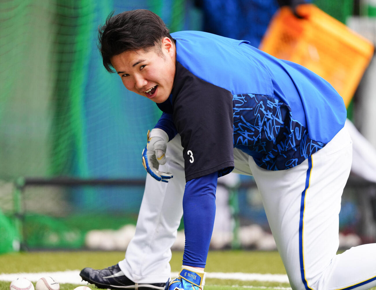 打撃練習で笑顔のDeNA小田（撮影・鈴木みどり）