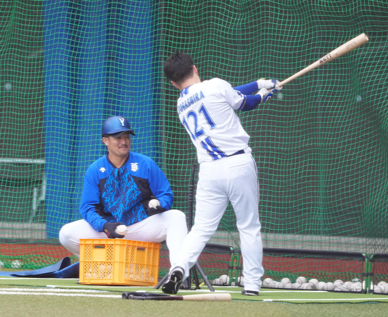 戸柱打撃投手（左）のユニホームで打撃練習するDeNA小田（撮影・鈴木みどり）