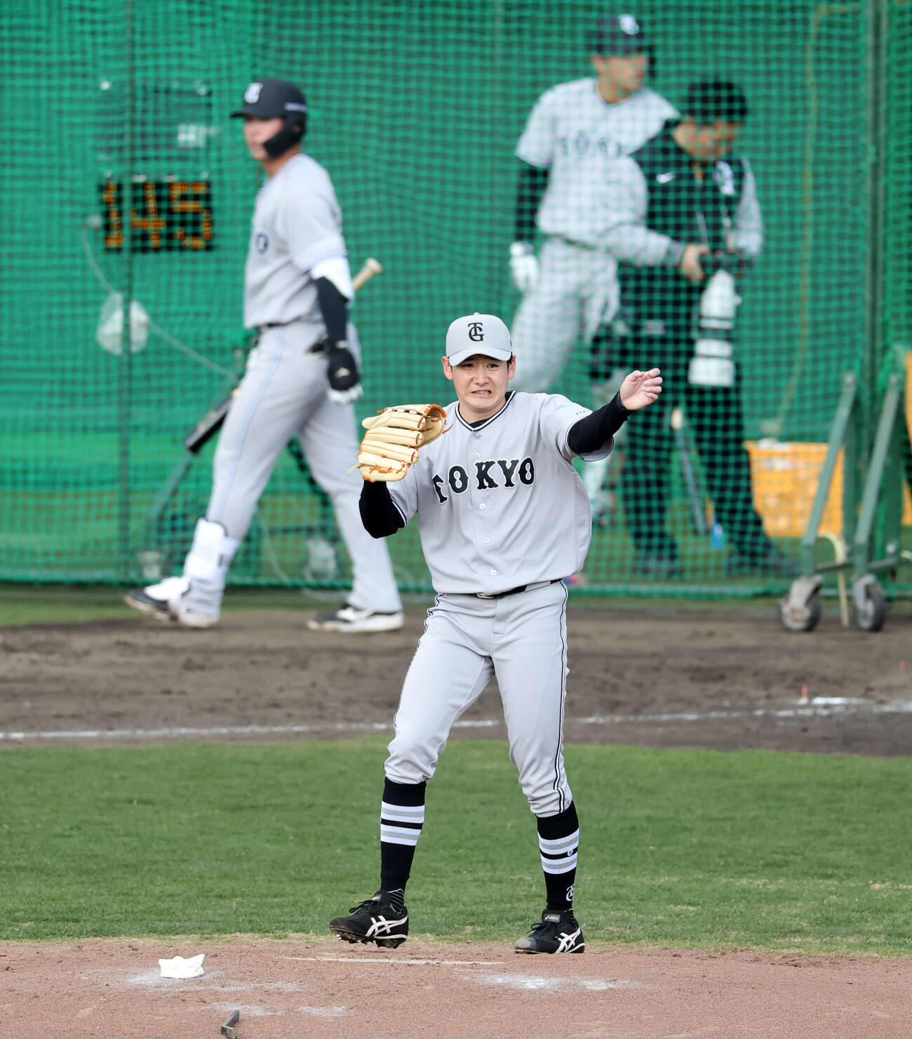 ライブBPに登板し、巨人小浜（左奥）を三振に仕留めた竹丸（撮影・浅見桂子）