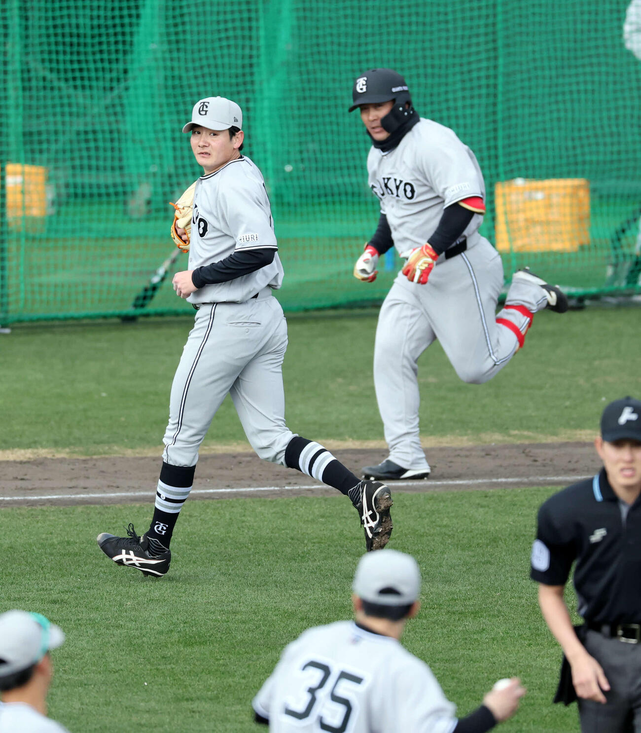 ライブBPに登板し、巨人甲斐（右奥）をゴロに仕留めた竹丸（撮影・浅見桂子）