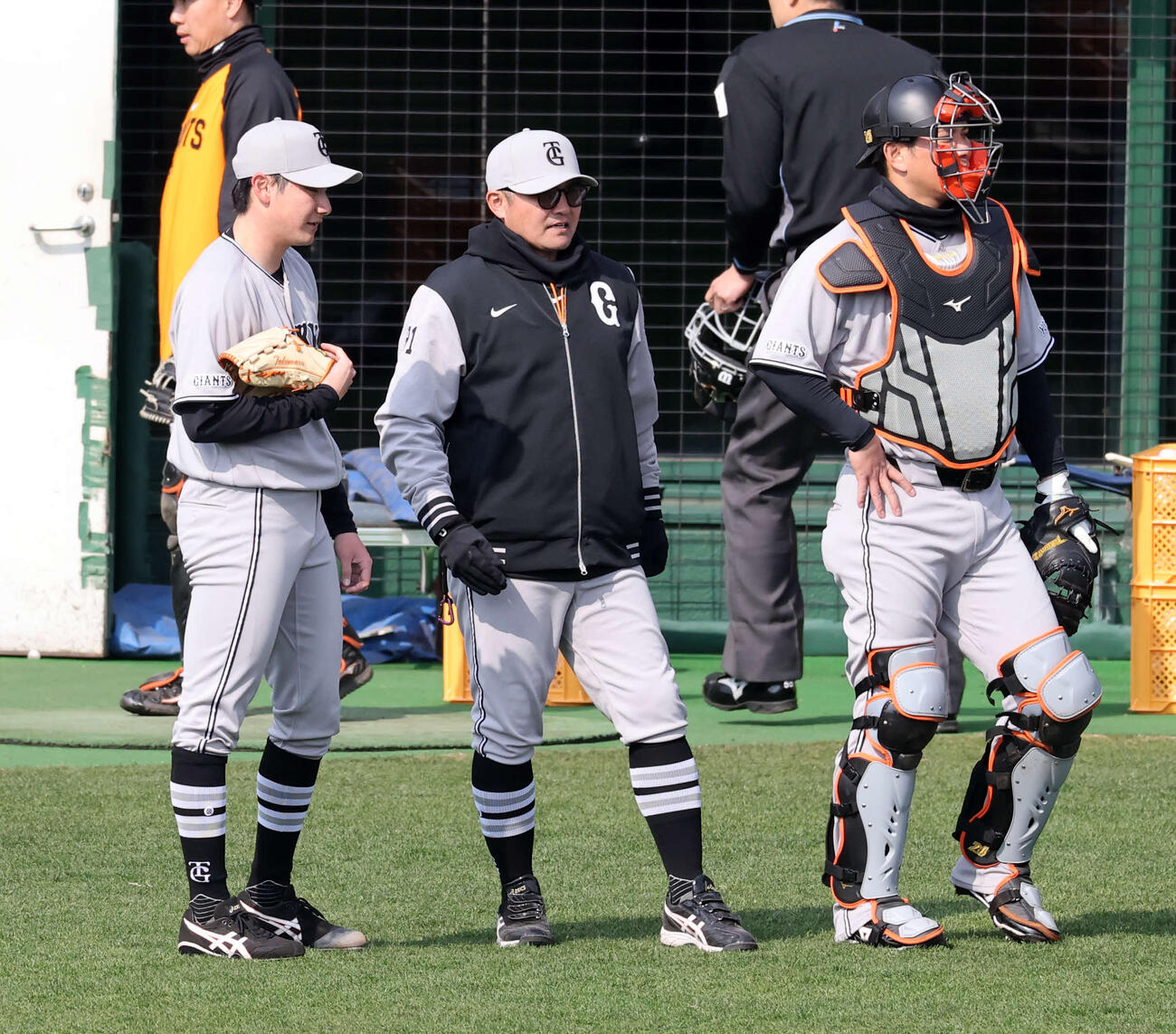 ライブBPに登板後、巨人杉内投手コーチ（中央）と話す竹丸（左）。右は大城（撮影・浅見桂子）