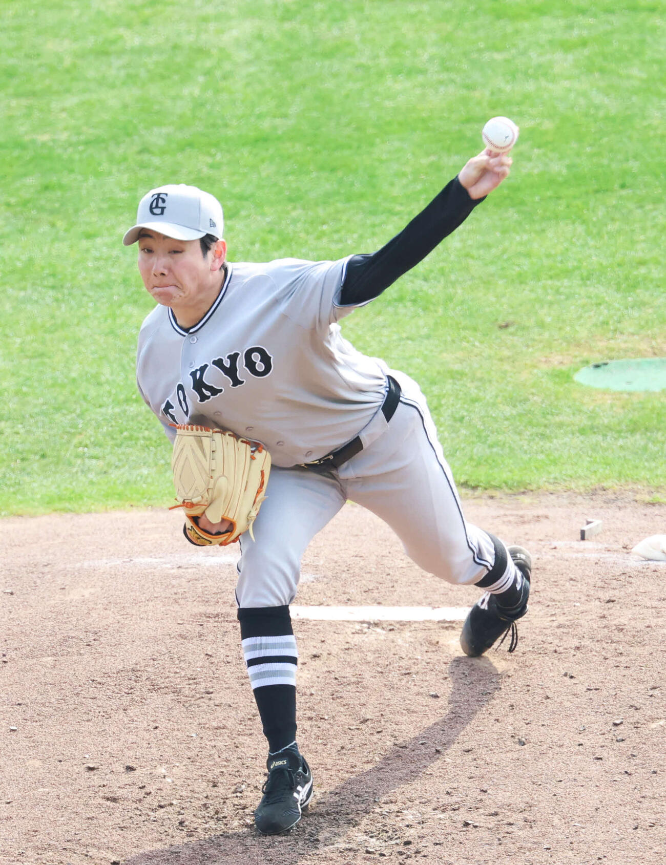 ライブ打撃練習で投球する巨人竹丸（撮影・増田悦実）