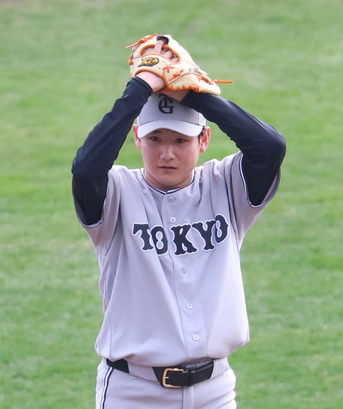 ライブ打撃練習で投球する巨人竹丸（撮影・増田悦実）