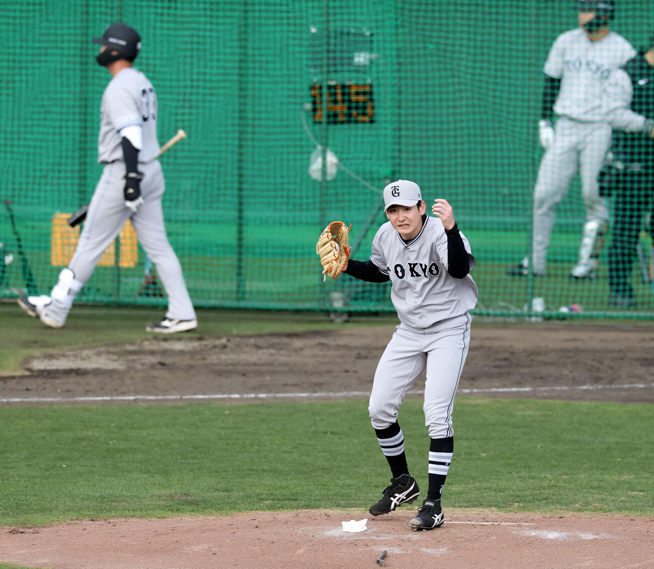 ライブBPに登板し、巨人小浜（左奥）を三振に仕留めた竹丸（撮影・浅見桂子）