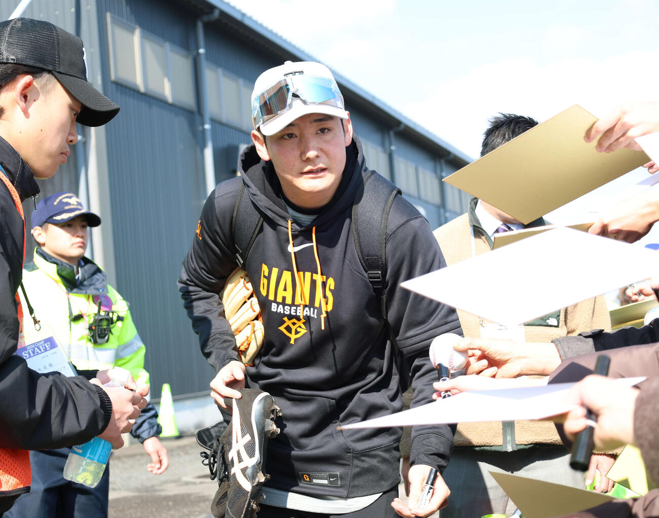 サインを要求され応える巨人竹丸（撮影・増田悦実）