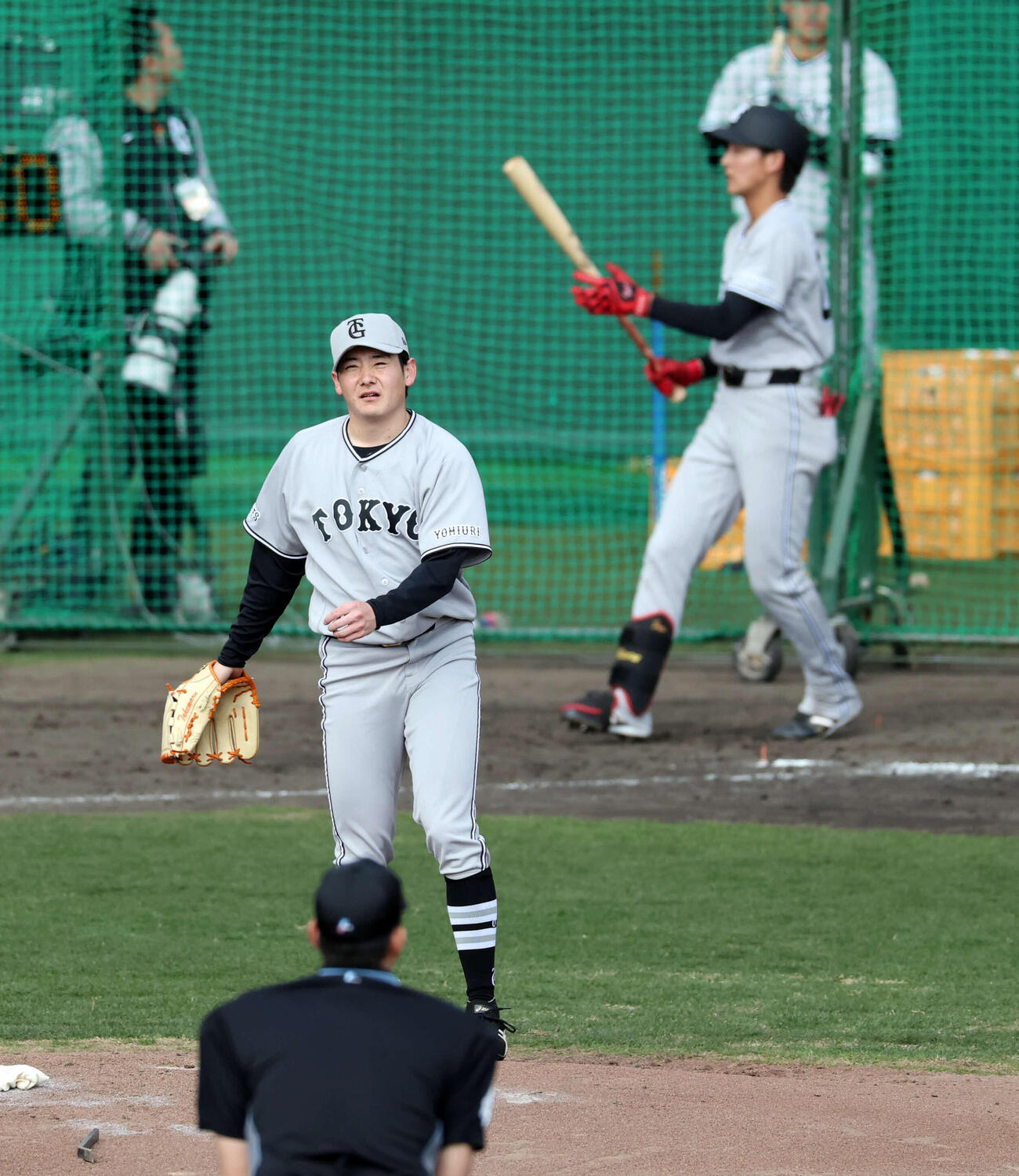 ライブBPに登板する巨人竹丸（手前）は宇都宮を三振に仕留める（撮影・浅見桂子）