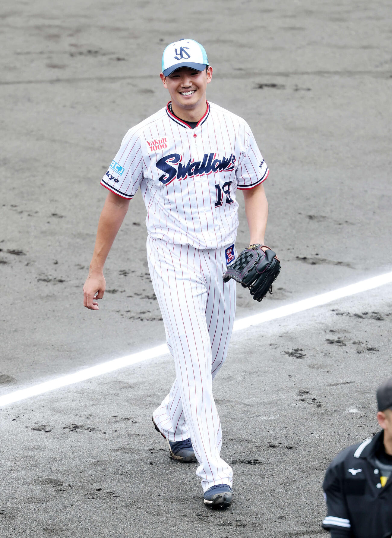 ライブBPを終え笑顔で引き揚げるヤクルト奥川（撮影・鈴木正人）　