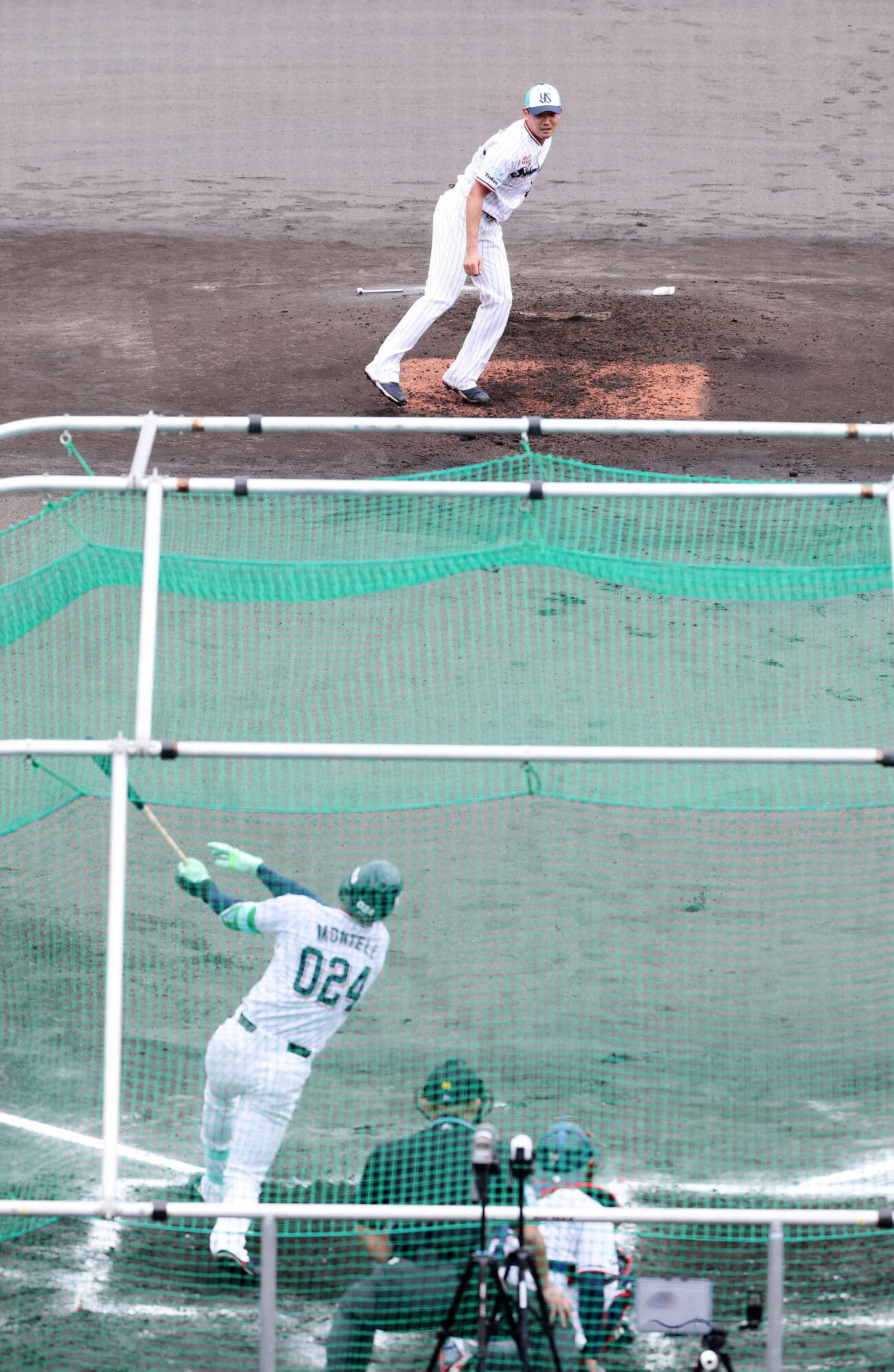 ライブBPで登板するヤクルト奥川（撮影・鈴木正人）　