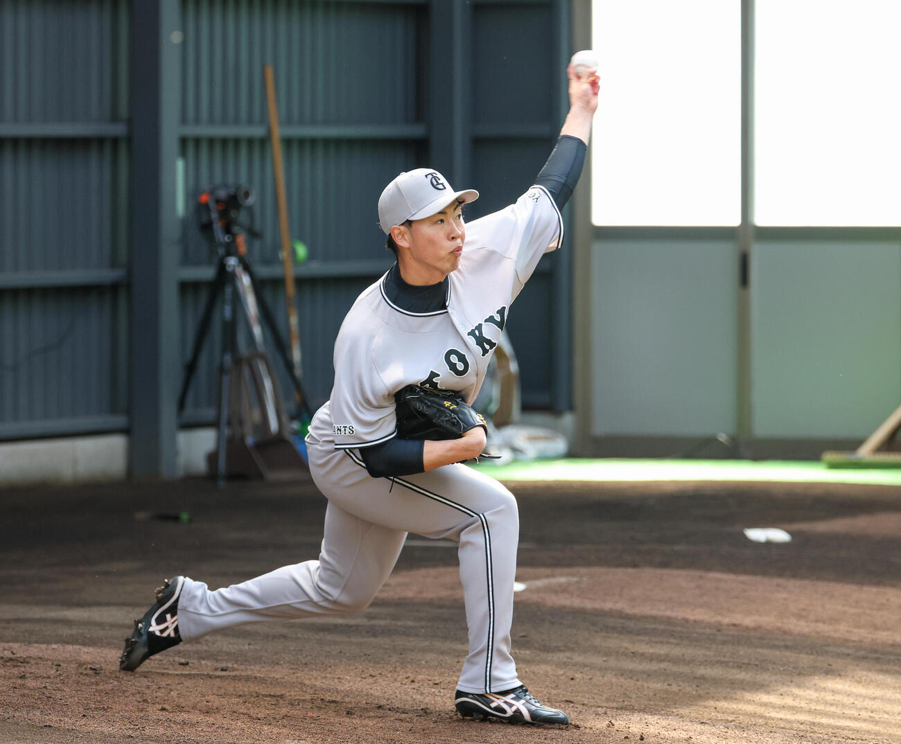 ブルペンで投げ込む巨人森田（撮影・増田悦実）
