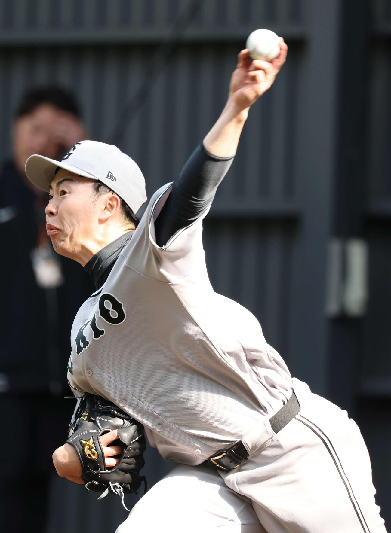 ブルペンで投げ込む巨人森田（撮影・増田悦実）
