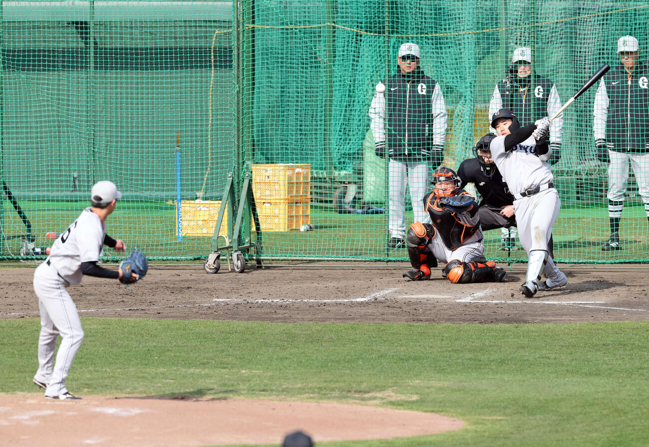 ライブBPで、登板した巨人山城（手前）から中前打を放つ石塚（撮影・浅見桂子）