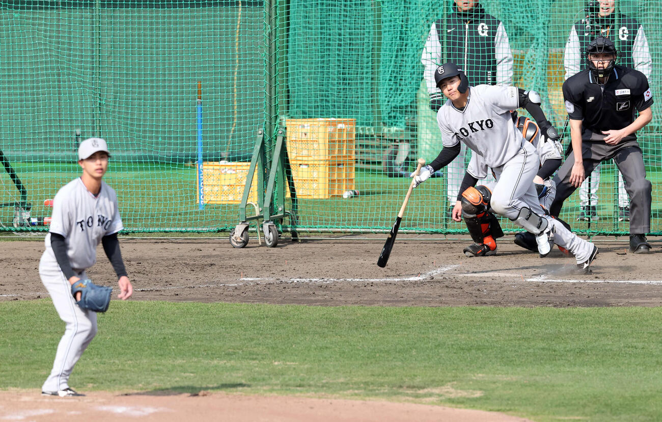 ライブBPで、登板した巨人山城（手前）から中前打を放つ石塚（撮影・浅見桂子）