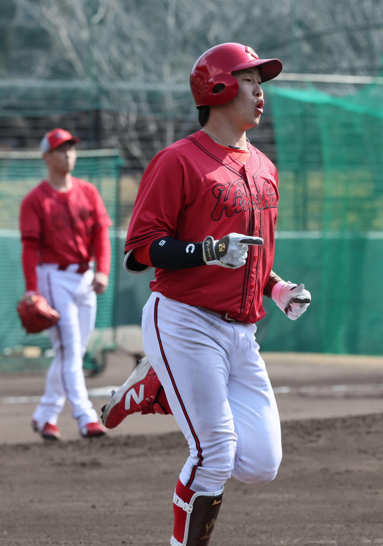 シート打撃で高橋から右越え本塁打を放つ広島小園（撮影・加藤孝規）