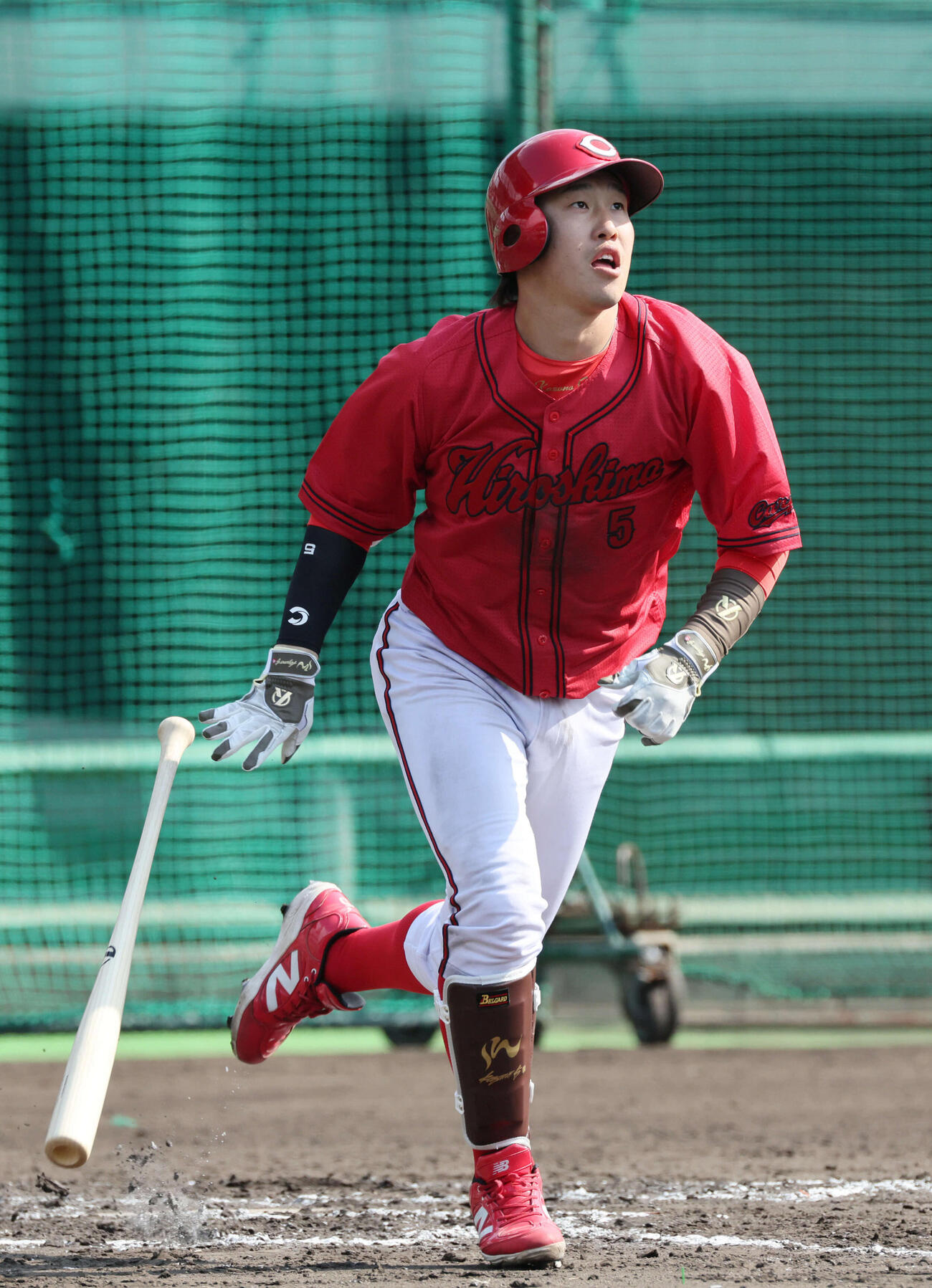 シート打撃で高橋から右越え本塁打を放つ広島小園（撮影・加藤孝規）