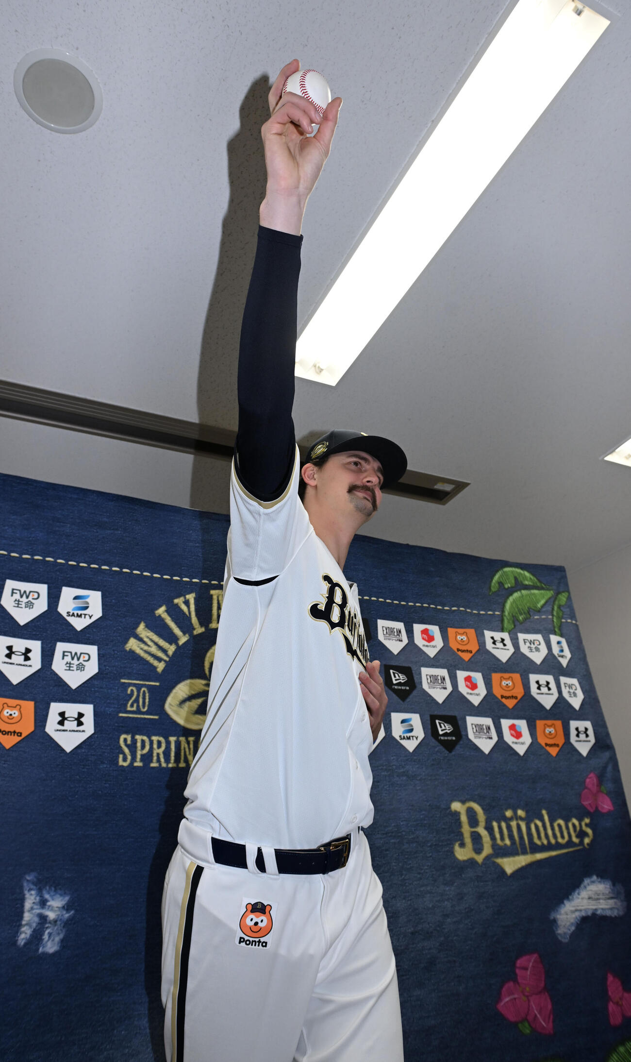 投球フォームを披露するオリックス新外国人選手ショーン・ジェリー（撮影・和賀正仁）