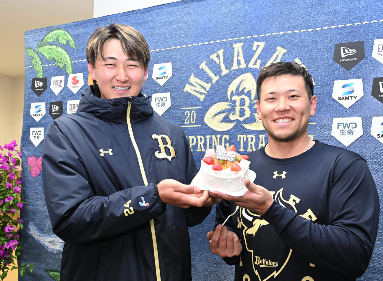 24歳の誕生日を迎え福永（右）と笑顔でケーキを披露するオリックス紅林（撮影・和賀正仁）