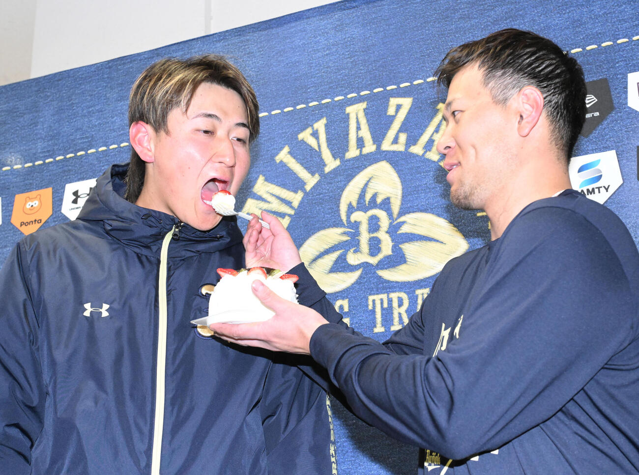 24歳の誕生日を迎え福永（右）からケーキを食べさせてもらうオリックス紅林（撮影・和賀正仁）