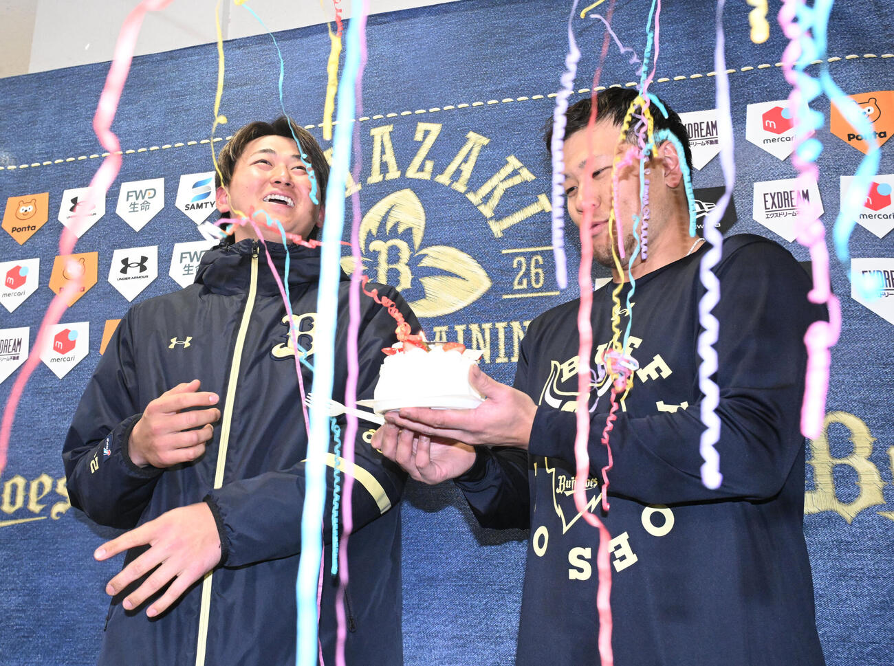 24歳の誕生日を祝われるオリックス紅林、右は福永（撮影・和賀正仁）