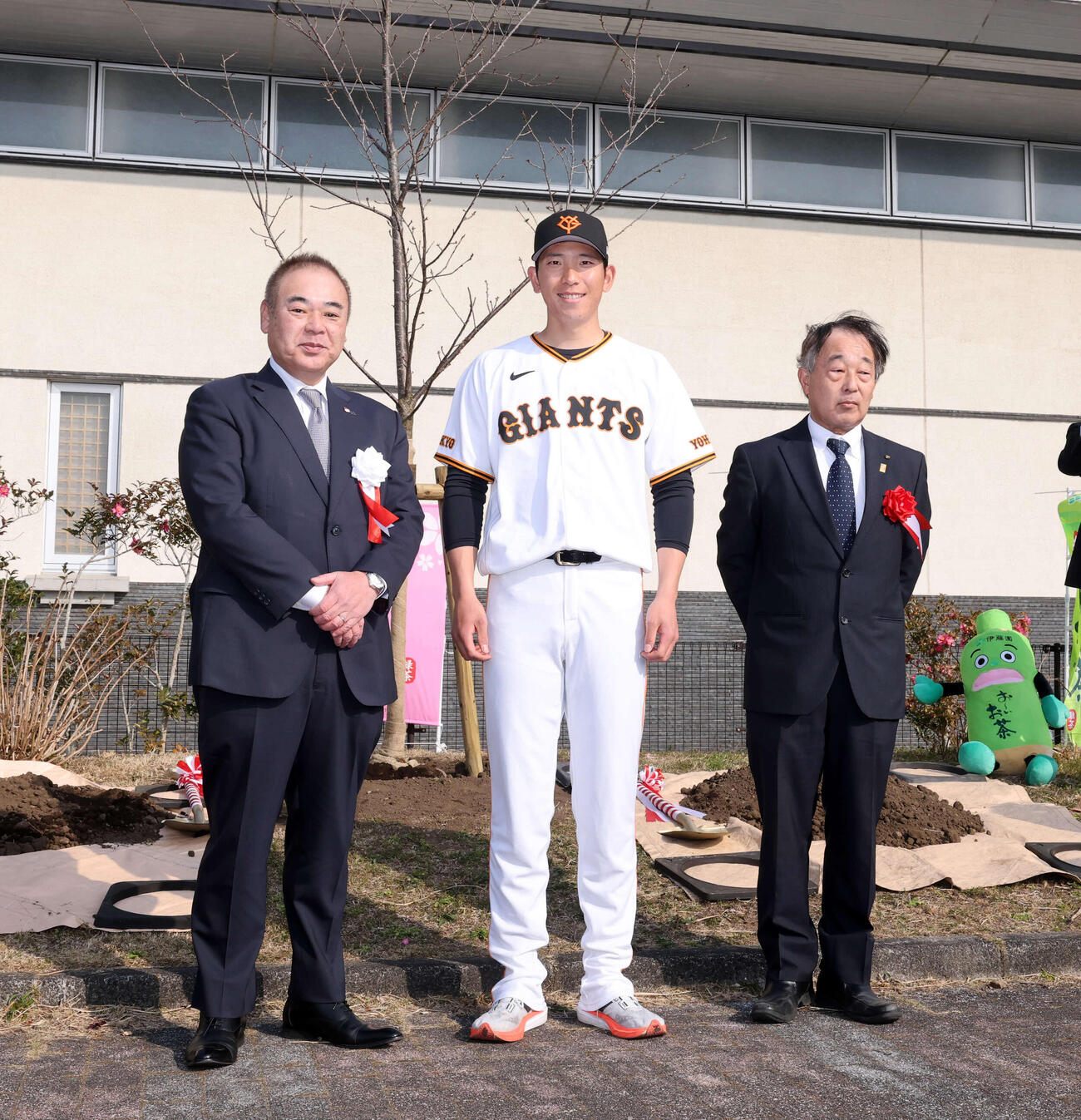 「わたしの街の未来の桜プロジェクト」で桜を植樹し記念撮影する巨人戸郷（中央）（撮影・浅見桂子）