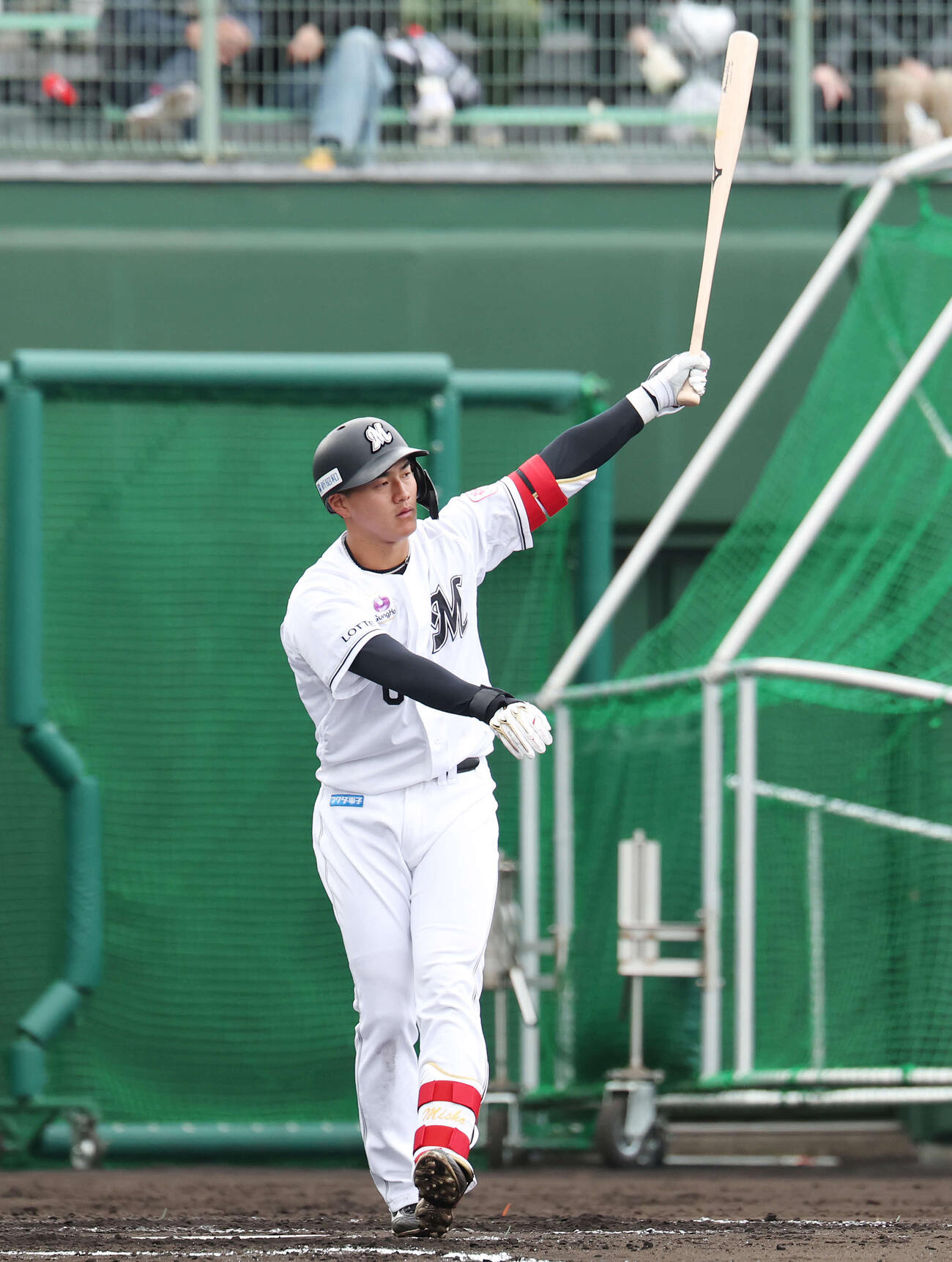 ライブBPで中前打を放つロッテ西川（撮影・宮地輝）