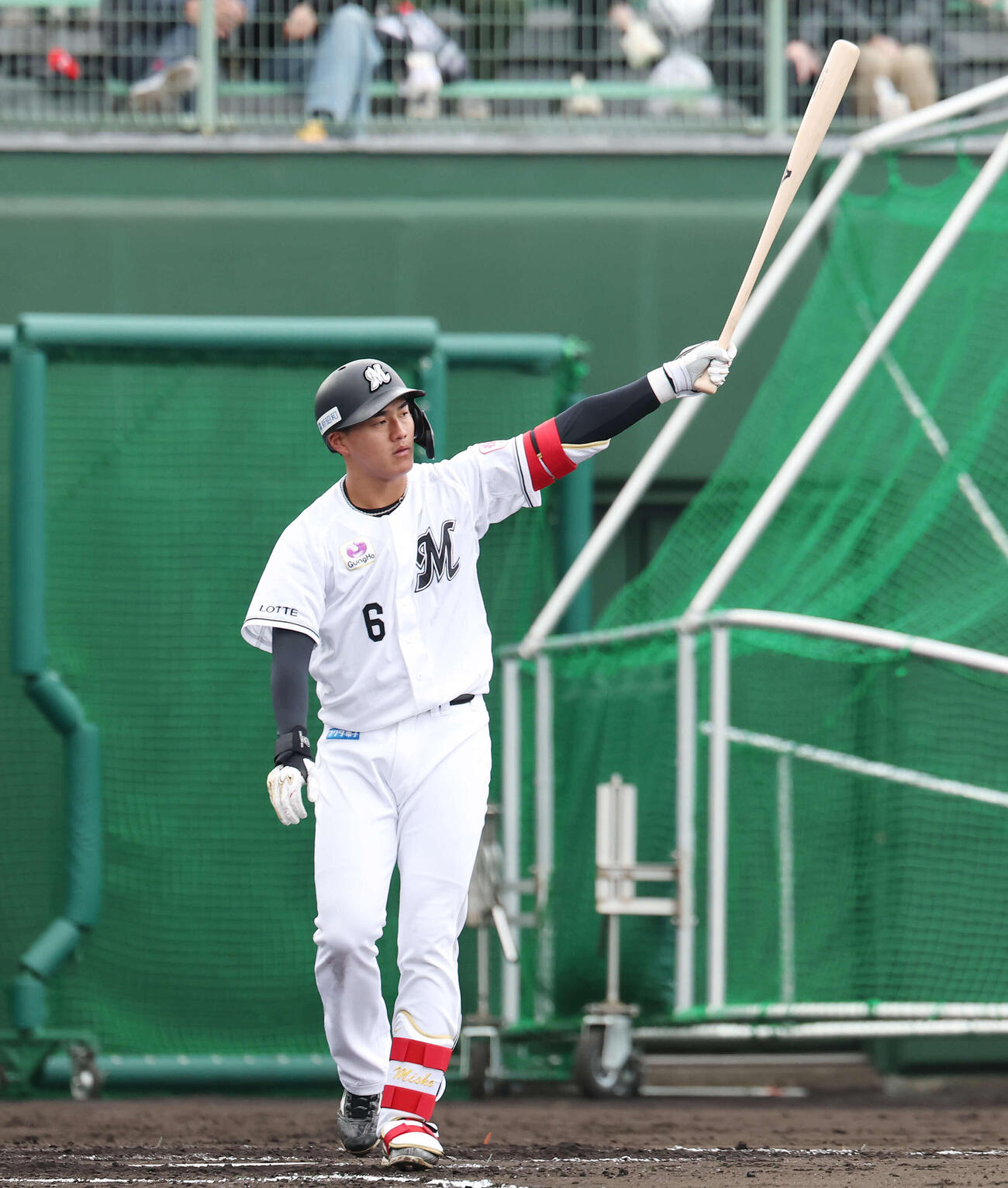 ライブBPで中前打を放つロッテ西川（撮影・宮地輝）
