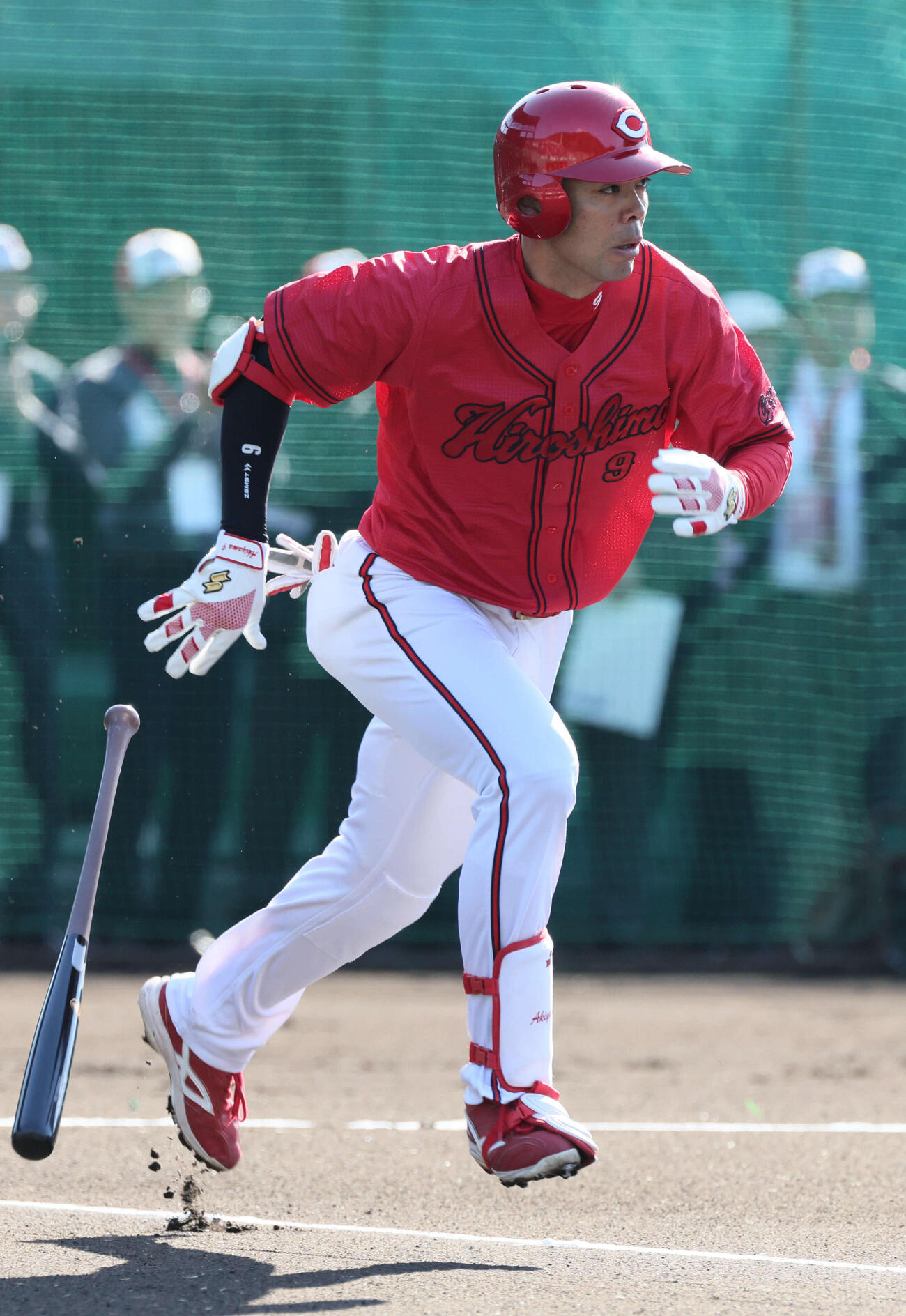 シート打撃で大瀬良から右前打を放つ広島秋山（撮影・加藤孝規）