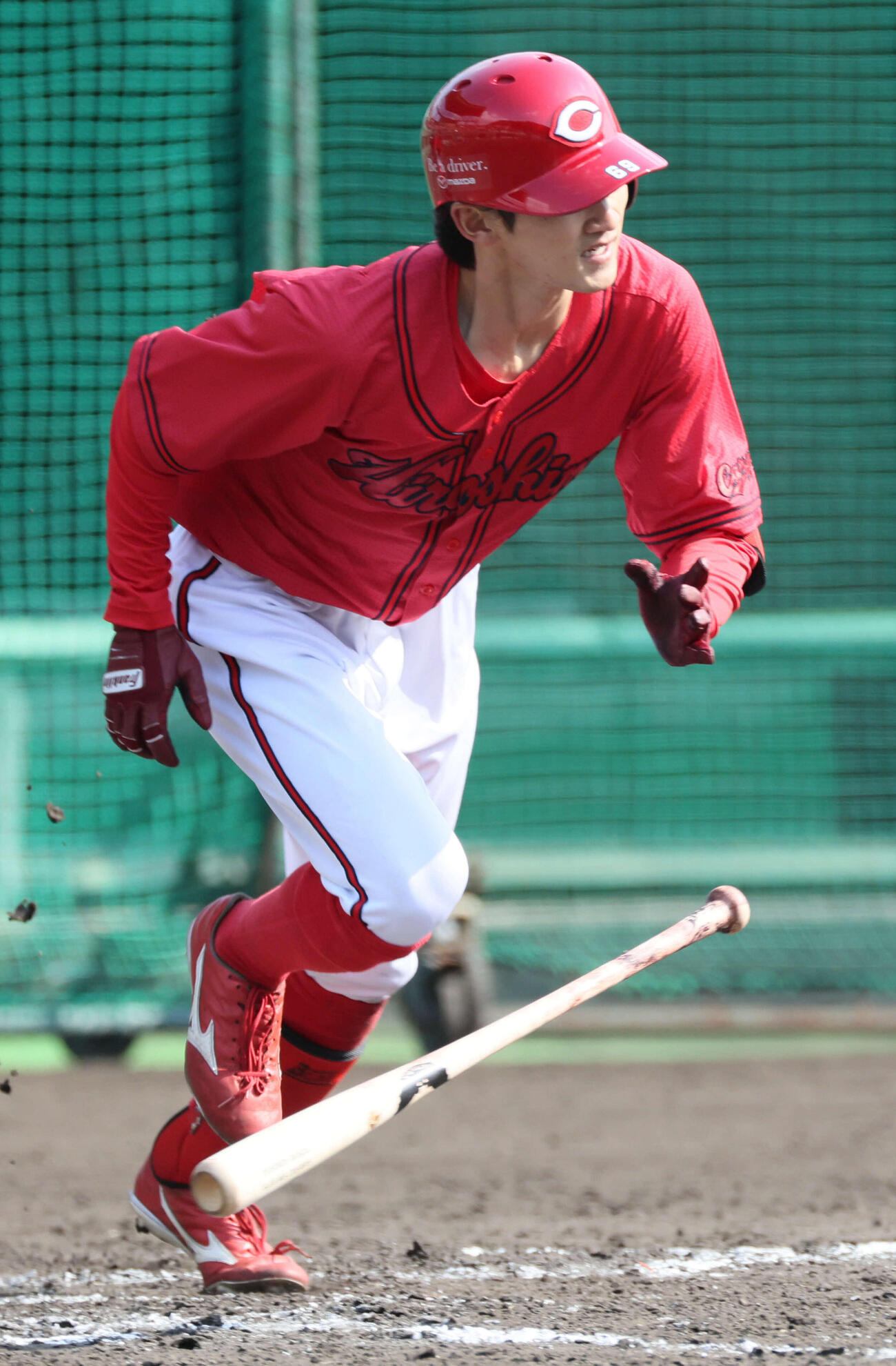 シート打撃で辻から内野安打を放つ広島辰見（撮影・加藤孝規）