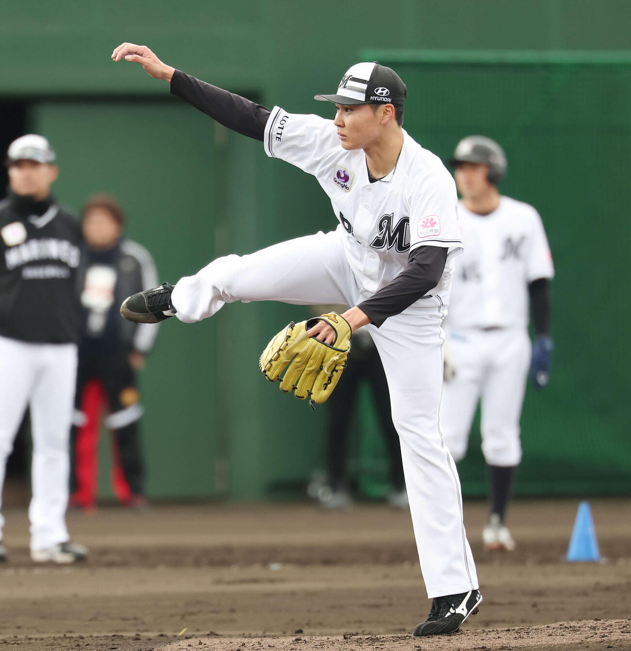 ライブBPに登板するロッテ広池（撮影・宮地輝）