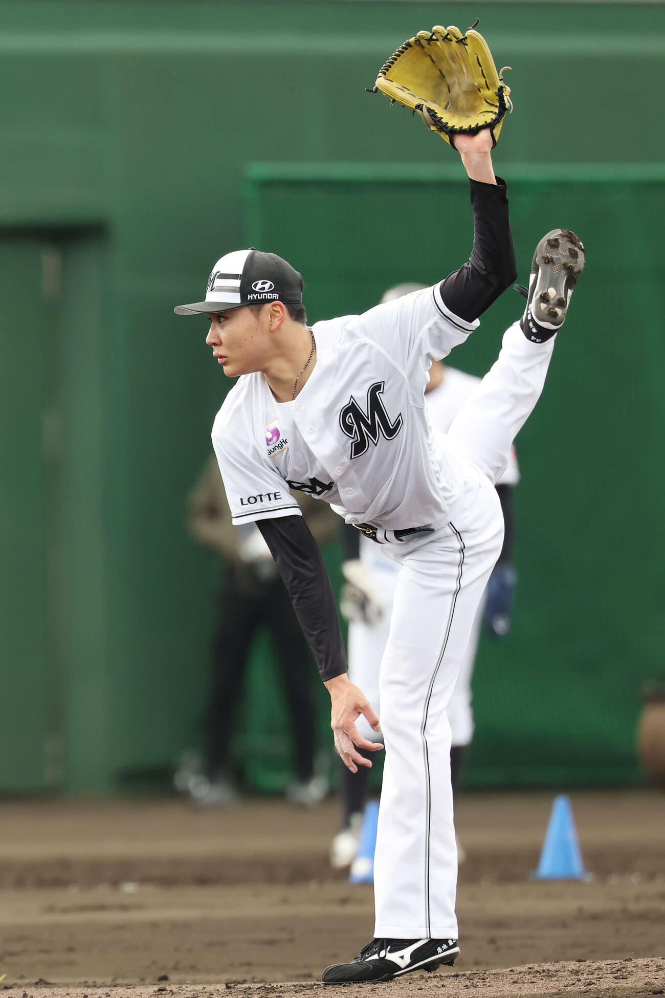 ライブBPに登板するロッテ広池（撮影・宮地輝）