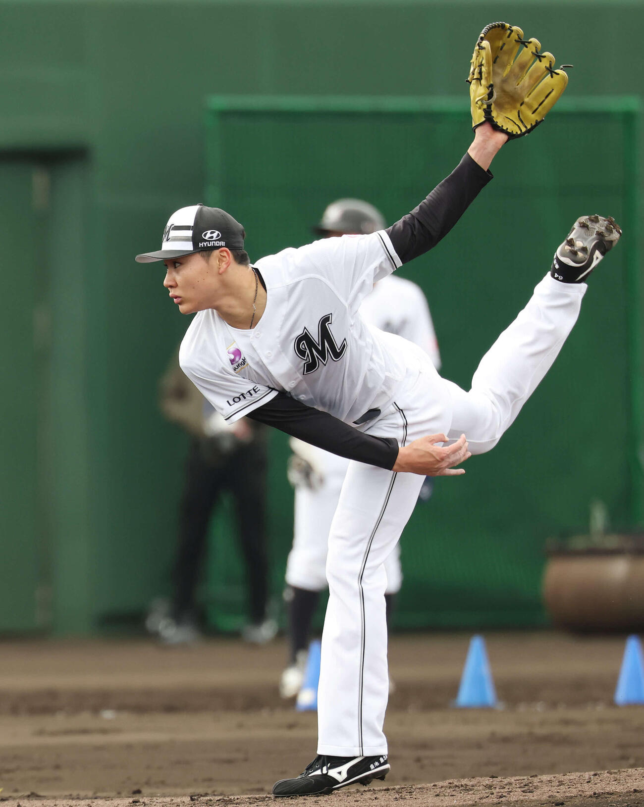 ライブBPに登板するロッテ広池（撮影・宮地輝）