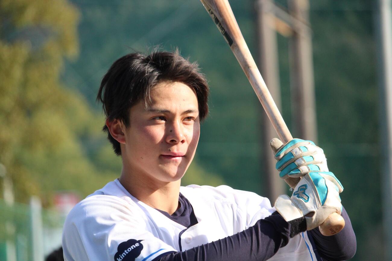 春野キャンプで精力的に練習する西武育成ドラフト1位新井（撮影・金子真仁）