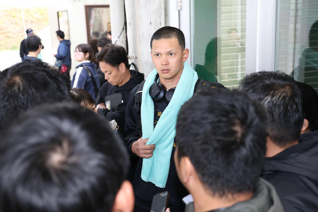 シート打撃登板を終えた阪神能登は取材を受ける（撮影・西尾就之）