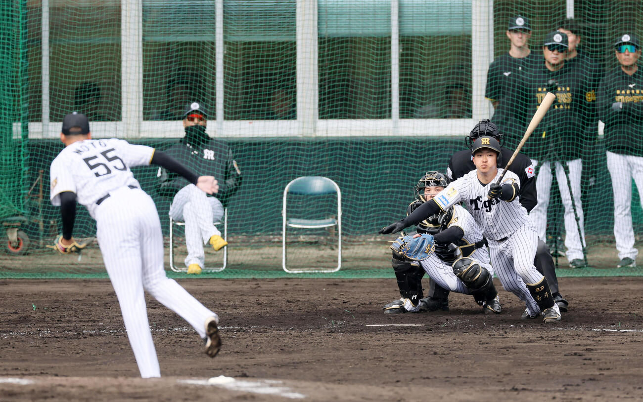 シート打撃練習で遊ゴロに倒れる中川。投手能登（撮影・加藤哉）