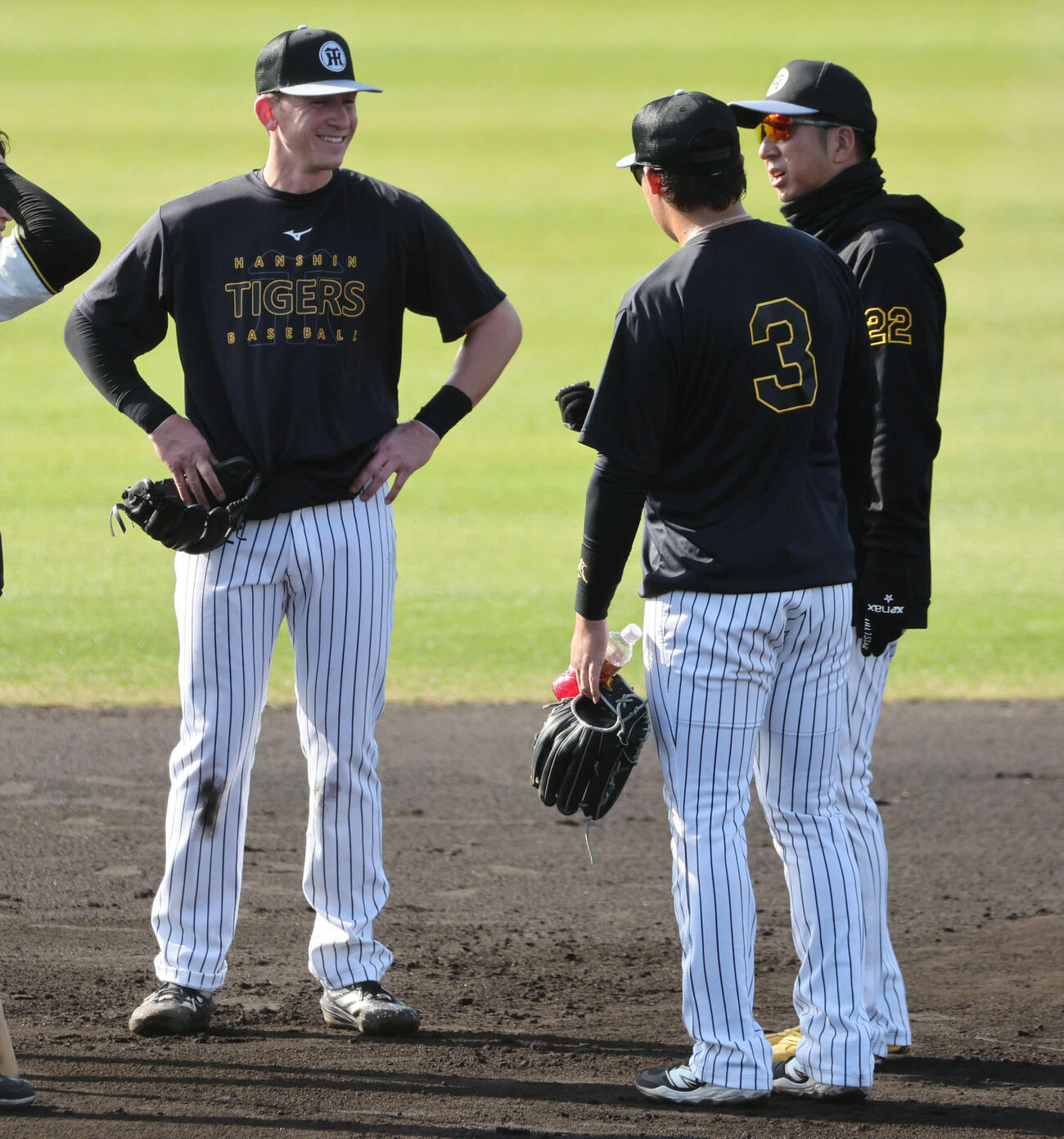 早出ノックを終えた阪神ディベイニー（左）は藤川監督、大山と話し合う（撮影・西尾就之）