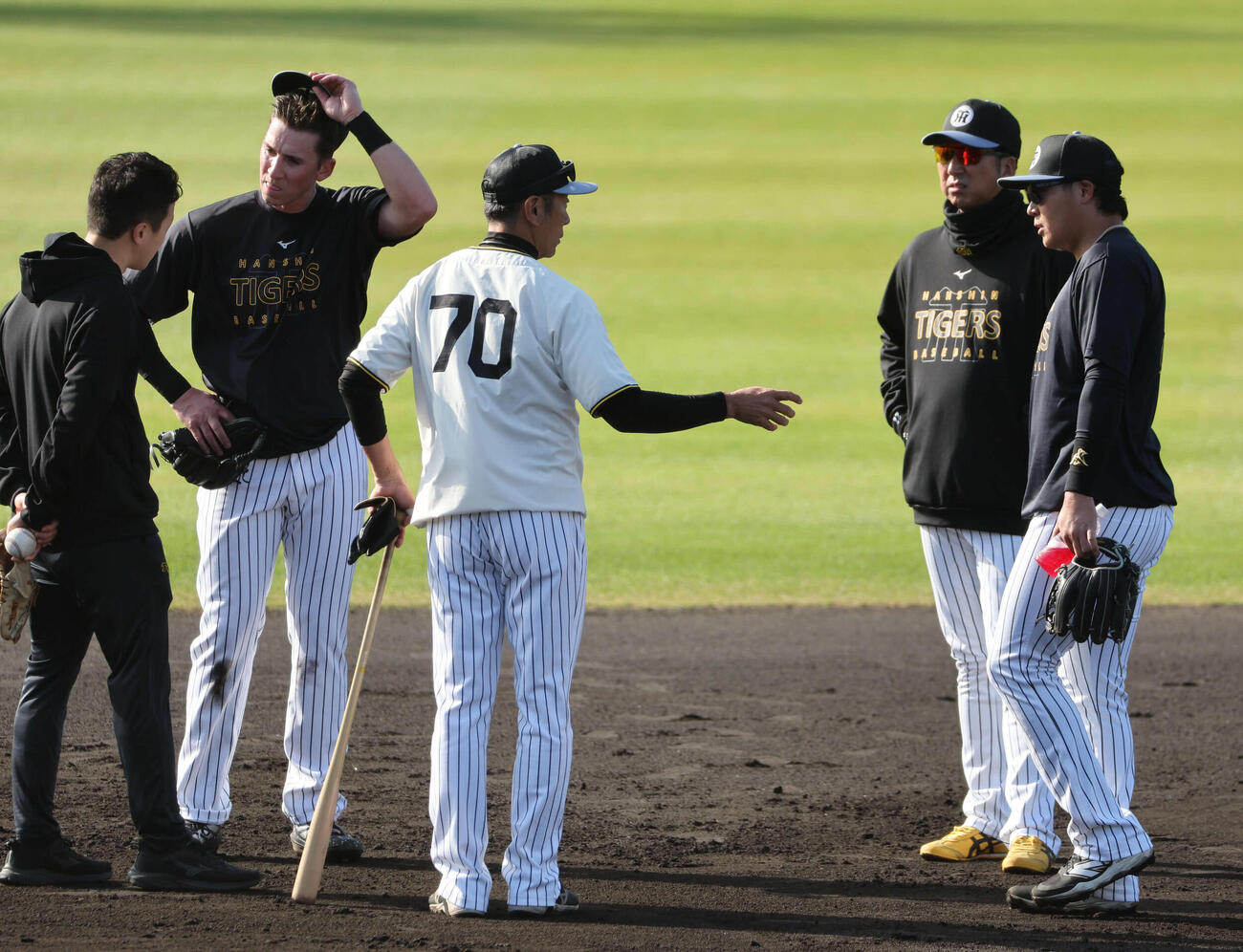 早出ノックを終えた阪神ディベイニー（左）は田中コーチ、藤川監督、大山と話し合う（撮影・西尾就之）